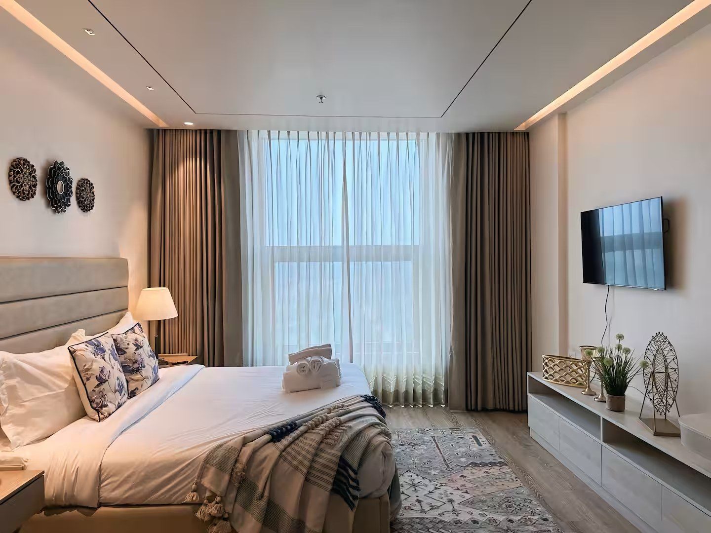 Bridgerton Queen - Studio Apartment
